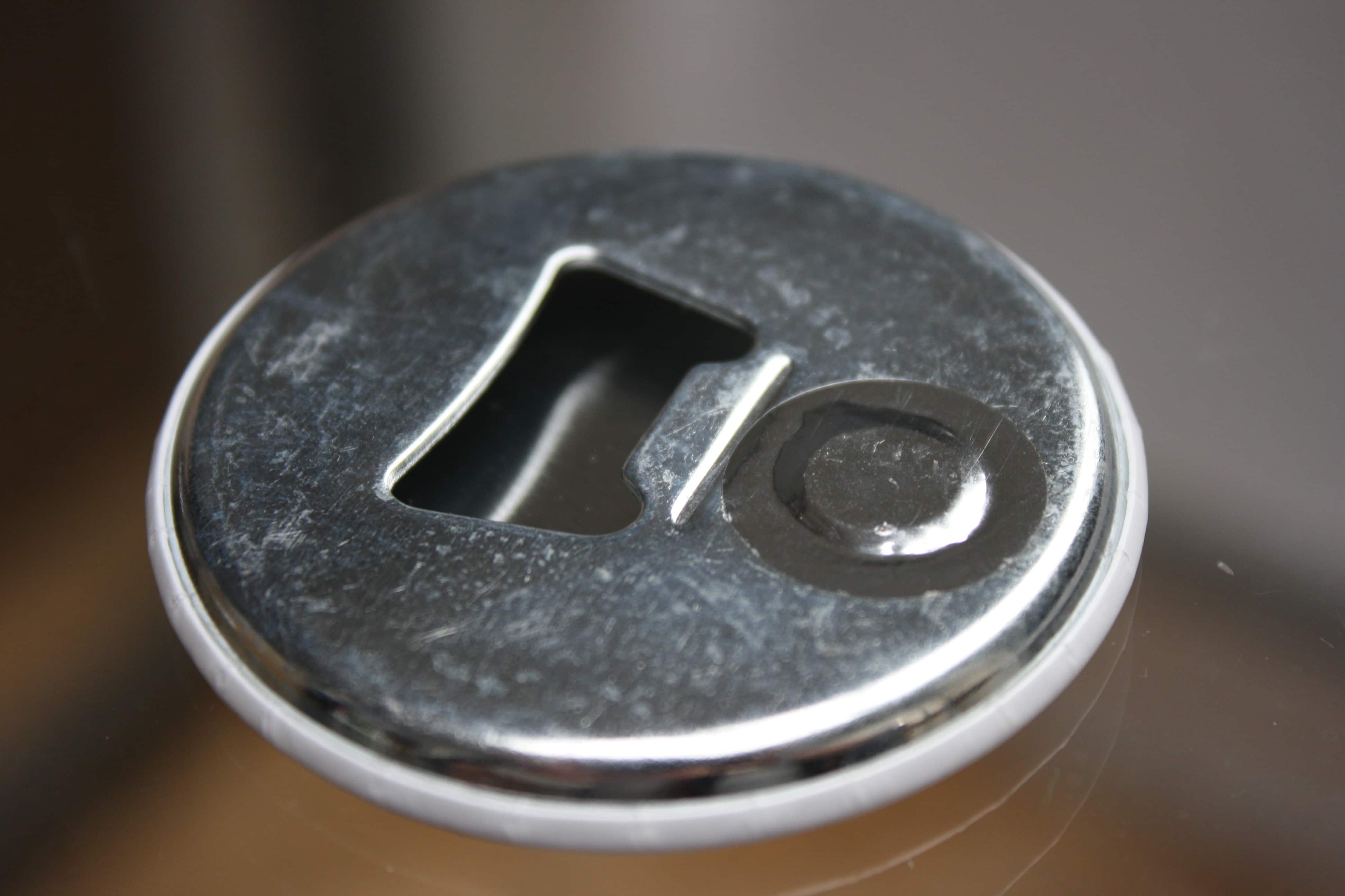 Flaschenöffner Button magnetisch