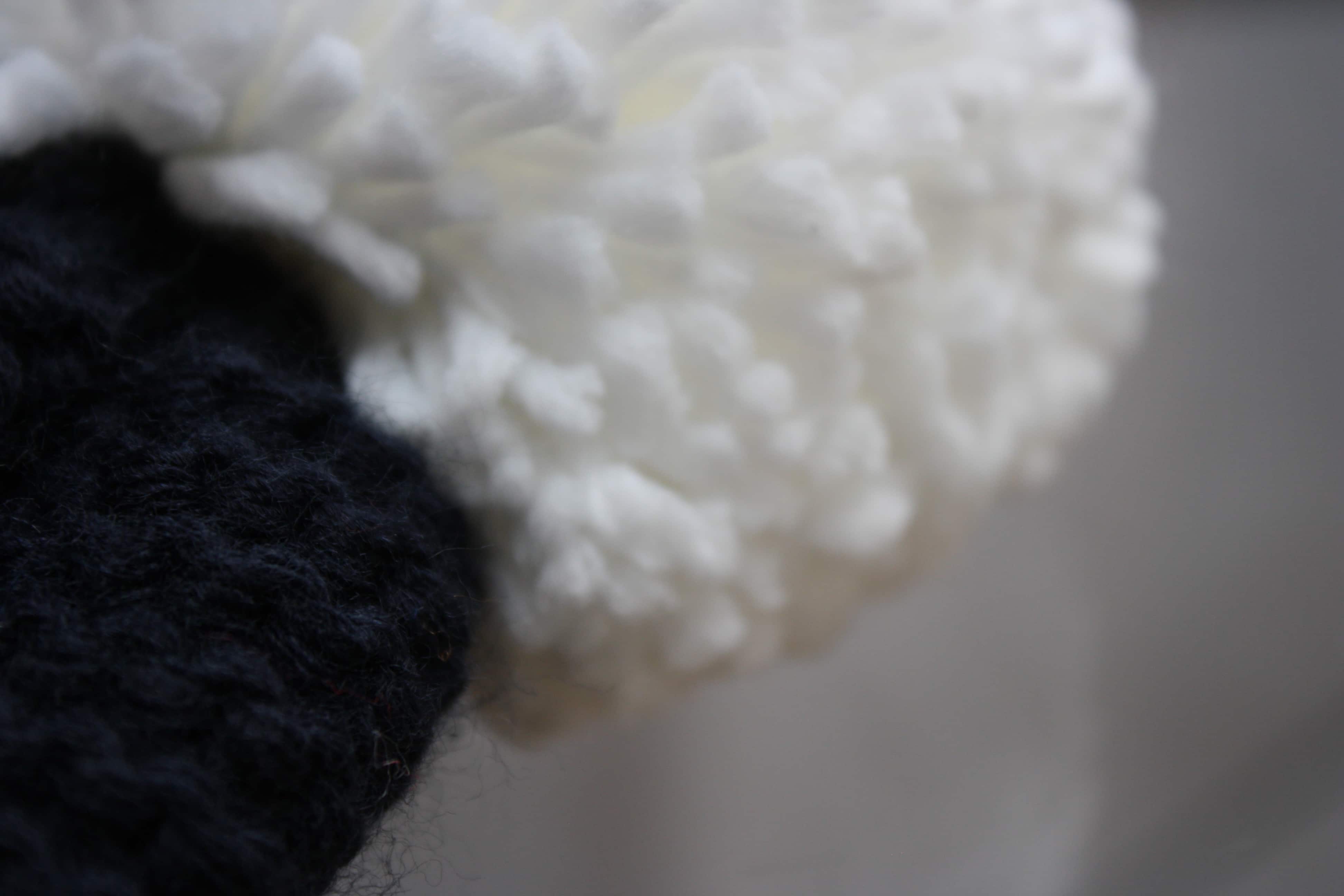 Pudelmütze Riesenbommel handbestickt Winter 2