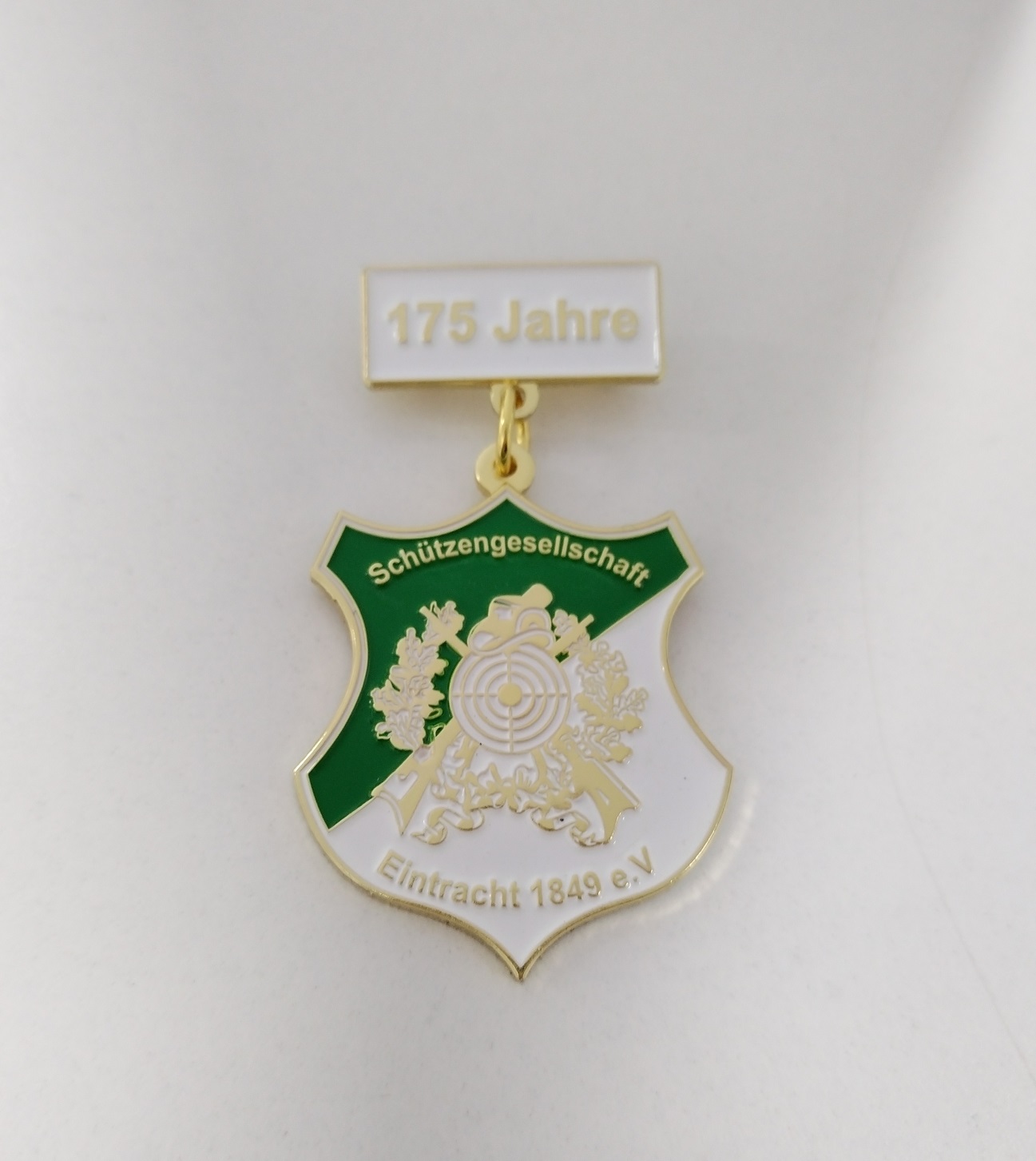 Medaille mit Nadel